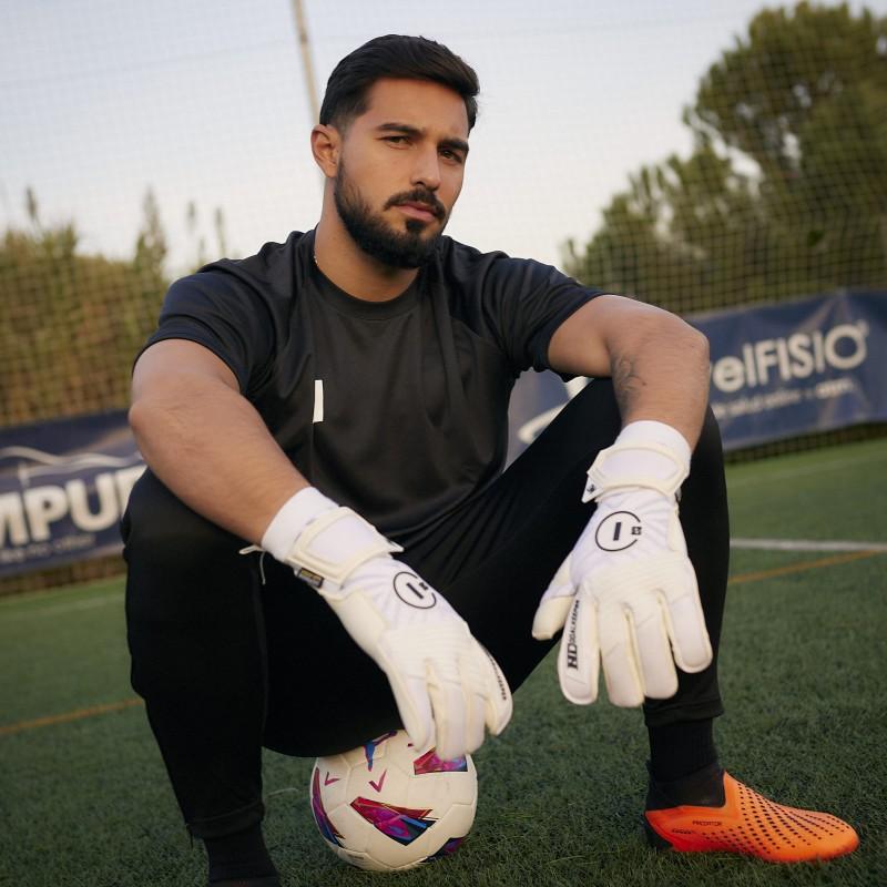 n1 goalkeeper Guantes de Portero Ares 2.0 All White UGT+ II 2025