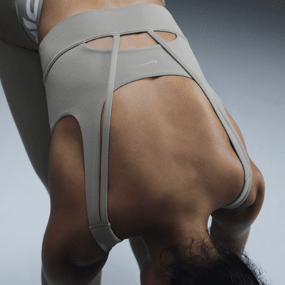 Nike Nike ZenvySujetador deportivo de sujeción media con almohadilla y escote alto - Mujer Outlet online