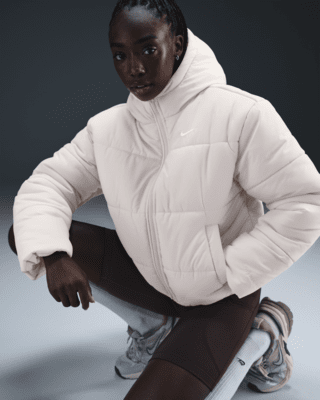 Nike Nike Sportswear Classic PufferChaqueta con capucha de ajuste holgado Therma-FIT - Mujer Tienda