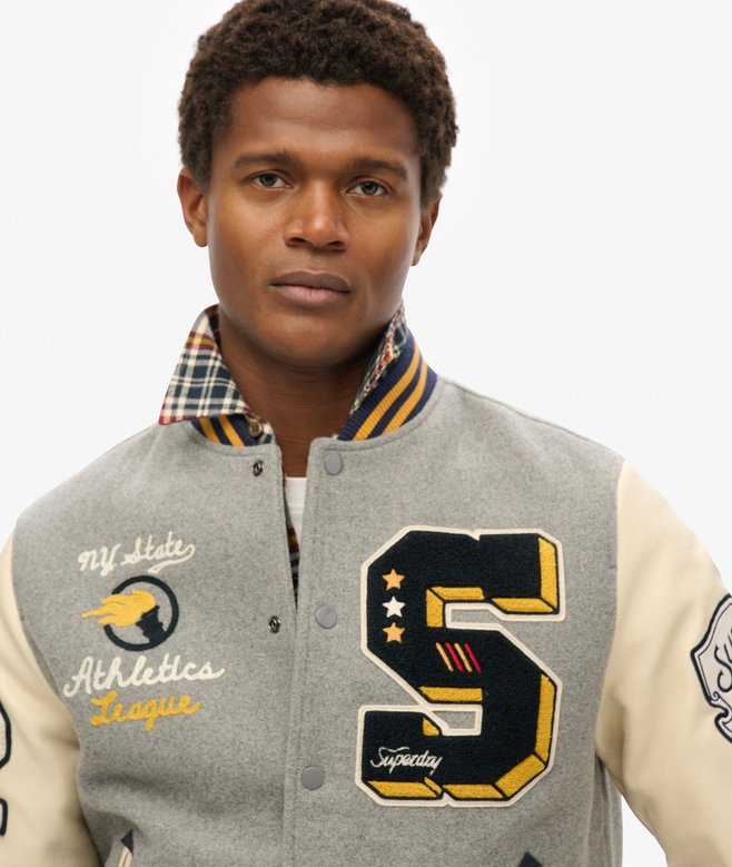 superdry Cazadora bómber con insignia universitaria Ofertas