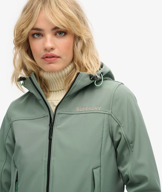 superdry Chaqueta con capucha de tejido softshell Trekker Solo queda un día